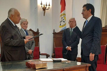 Leandro Maiarota jura ante el presidente de la Corte. 