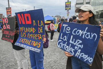 Estudiantes universitarios protestan contra Noboa en Quito. (Fuente: AFP)