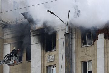 Rescatistas trabajan en el edificio bombardeado de Dnipró. (Fuente: EFE)
