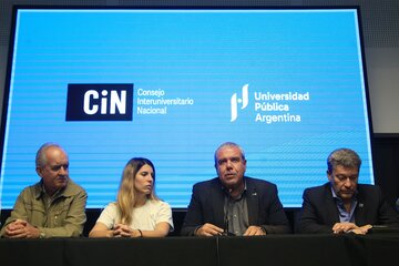 El presidente del Consejo Interuniversitario Nacional, Víctor Moriñigo, habla durante la conferencia de prensa.