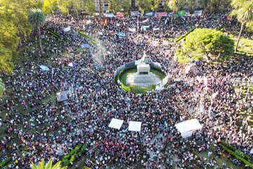 La Plaza San Martín de Rosario, escenario de una gran marcha a favor de la educación pública.