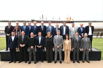Los 21 intendentes posaron para la foto con el Paraná de fondo.