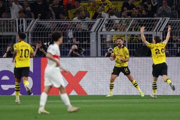 Los jugadores del Dortmund festejan el único gol del partido (Fuente: EFE)