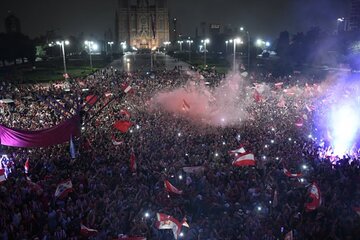 El pueblo pincha festejó en Plaza Moreno, como hace pocos meses tras obtener la Copa Argentina. (Fuente: Prensa Estudiantes)