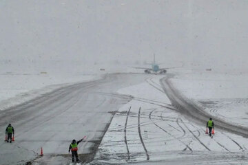 Bariloche: las fuertes nevadas obligaron al cierre del aeropuerto (Fuente: NA)