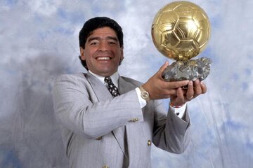 Diego y el Balón de Oro que le dieron en 1995 como homenaje.