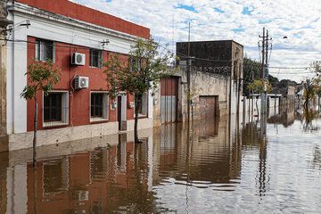Una calle inundada, en Salto, Uruguay.  (Fuente: EFE)