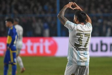Mateo Coronel festeja su gol en Tucumán (Fuente: NA)