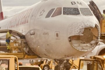 Así fue que una tormenta de granizo destrozó el frente de un avión que se preparaba para aterrizar