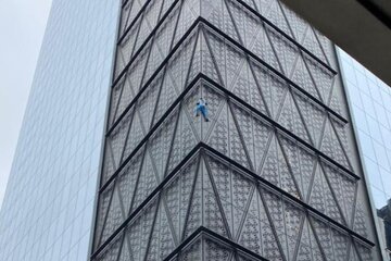 VIDEO | Hombre araña en Buenos Aires: escaló el edificio Globant Towers de más de 125 metros de altura en Puerto Madero