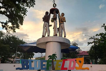 Monumento de las Seis Etnias en el Parque Reyes: un homenaje a la diversidad de la Costa Caribe de Nicaragua