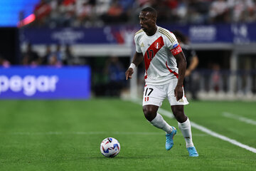 Tiembla Boca: Advíncula se lesionó en el 0-0 entre Perú y Chile (Fuente: AFP)