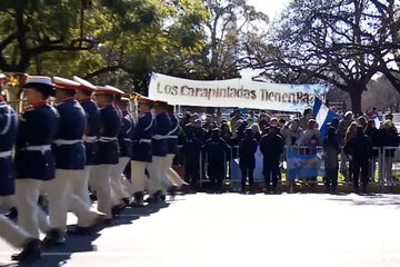 "Los carapintadas tienen razón": la bandera que acompañó el desfile militar