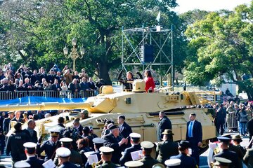 Con parafernalia militar y nostálgicos de la dictadura, el gobierno celebró el Día de la Independencia (Fuente: NA)