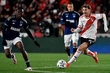 River: empate amistoso, silbidos a Demichelis y reencuentro con Falcao