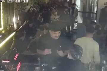 Se conoció el video que muestra a un rugbier francés acusado de violación en una cervecería de Mendoza (Fuente: Captura de vídeo )