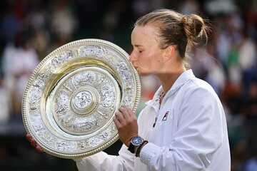 Krejcikova venció a Paolini y festejó en Wimbledon (Fuente: EFE)