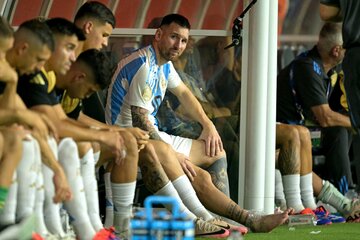 Messi sufrió una lesión ligamentaria en el tobillo derecho (Fuente: AFP)