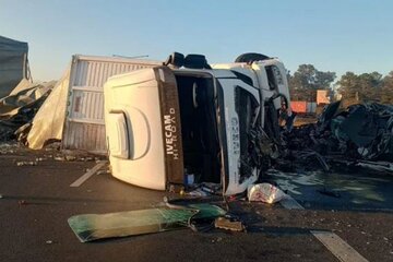 Accidente fatal en Campana: un camión se cruzó de mano, chocó a una camioneta y murió un conductor