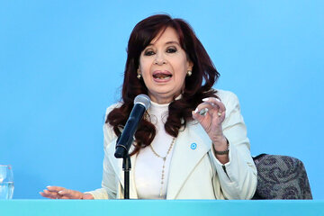 "¿Cómo dijo señor ministro?": Cristina Kirchner criticó a Caputo por su frase sobre los ahorros (Fuente: EFE)