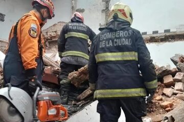 Derrumbe en Belgrano: un obrero herido y otro atrapado en la obra de remodelación   (Fuente: @EmergenciasBA)