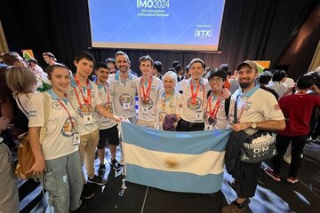 El Gobierno no quería que viajaran, pero los estudiantes vuelven de la Olimpiada de Matemática coronados de gloria