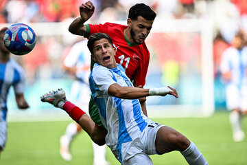 El VAR podría anular el gol de Argentina vs Marruecos y cobrar penal: el partido sigue (Fuente: AFP)
