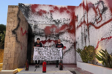 Activistas por el clima vandalizaron la casa de Lionel Messi en Ibiza (Fuente: AFP)