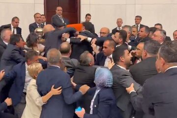 Escándalo en Turquía: legisladores se agarraron a las piñas en el Parlamento (Fuente: Captura de pantalla)