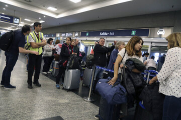 Comenzó el paro de aeronáuticos: demoras y vuelos cancelados en Aeroparque y Ezeiza (Fuente: NA)