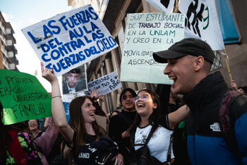 Las fuerzas del aula en la marcha por el financiamiento universitario (Fuente: Alejandra Morasano)