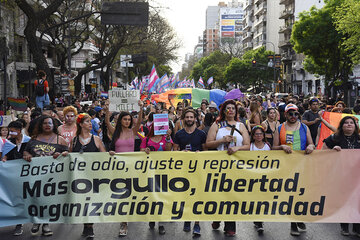 Fiesta y reclamo de los cuerpos contra el odio