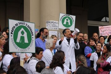 Abrazo al Hospital Laura Bonaparte: los trabajadores resisten el intento de cierre (Fuente: Redes sociales)