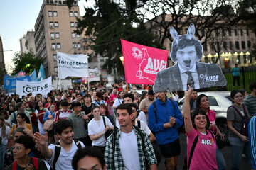 Marcha de velas: miles de estudiantes se movilizaron en contra del ajuste y la violencia (Fuente: AFP)