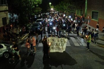 La Cooperadora del Álvarez Thomas realizó una "Marcha de las antorchas" en protesta por su intervención