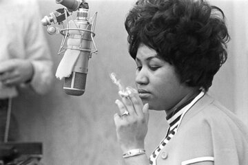 Aretha Franklin cumpliría 79 años: tres canciones que tenés que escuchar de la reina del soul