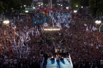 Emotivo editorial de Víctor Hugo por el Día de la Democracia: "Agitamos las banderas de la esperanza y la fe"