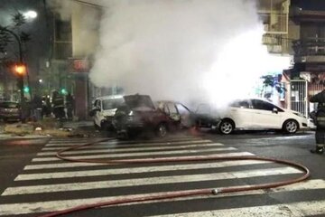 Pasó en rojo, chocó y mató a una mujer en Flores: el impactante video del accidente