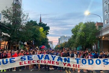Marcha de hinchas de San Lorenzo contra Lammens y Tinelli en reclamo por elecciones anticipadas en San Lorenzo