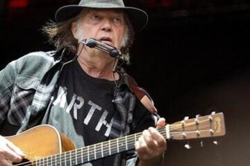 Por qué Neil Young pidió borrar todo su catálogo de Spotify