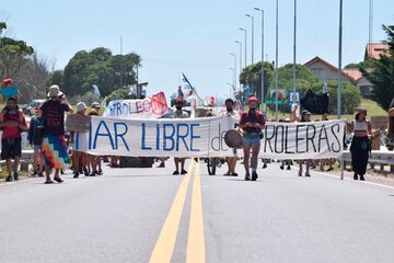 Explotación petrolera en Mar del Plata: asambleístas se manifestaron frente a la residencia presidencial de Chapadmalal