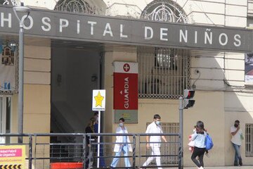 Falleció una enfermera del Hospital Gutiérrez a la que obligaron ir a trabajar pese a ser de riesgo: "Fue un asesinato laboral"