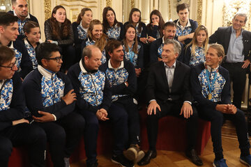 Mauricio Macri se mostró ayer con los deportistas que participaron de los Panamericanos. (Fuente: Télam)
