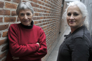 Kutxi Echegoyen (izq.) y Paqui Maqueda son dos mujeres españolas que viajaron esta semana a la Argentina a acompañar la presentación del documental "El silencio de otros". (Fuente: Sandra Cartasso)