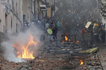 Manifestantes chocan con la policía en el centro de Quito.  (Fuente: EFE)