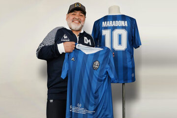 medianoche impactante Discrepancia El regalo de Gimnasia a Diego: 59 camisetas exclusivas | El club platense  homenajea a Maradona en el día de su cumpleaños | Página|12