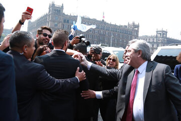Un grupo de argentinos esperaron al presidente electo en el Palacio Nacional. (Fuente: EFE)