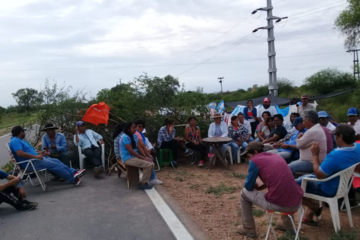 Campesinos siguen en la ruta frente a una finca de Macri