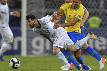 Lionel Messi es tomado por Casemiro. (Fuente: AFP)