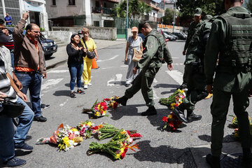Militares patean ofrendas florales para homenajear a Acosta Arévalo frente a la entrada del Comando General de la Armada Bolivariana en Caracas (Fuente: EFE)